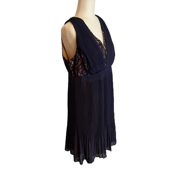 Motherhood Maternity Womens - Size M
Sleeveless Pleated Lace - Side Zipper - Picture 6 of 13
